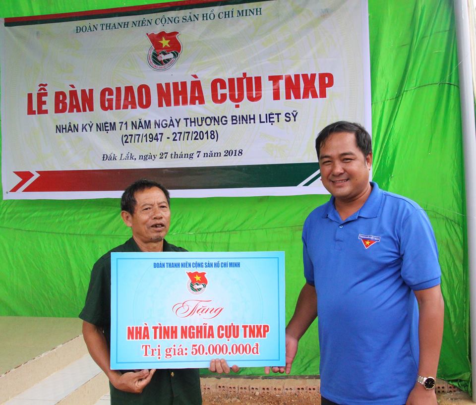 Bí thư Tỉnh Đoàn Y Nhuân Byă bàn giao nhà Tình nghĩa tặng cựu thanh niên xung phong Vũ Như Lai