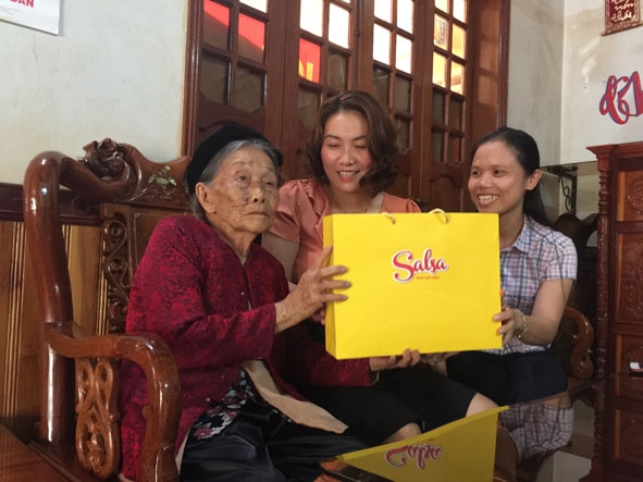 Cán bộ Phòng Lao động – Thương binh và Xã hội huyện Cư M’gar thăm hỏi, tặng quà Mẹ Việt Nam Anh hùng Từ Thị Hiền (thị trấn Quảng Phú). Ảnh: T.Dũng