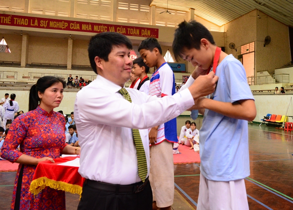Phó giám đốc Sở Văn hóa, Thể thao và Di Lịch Nguyễn Văn Hà trao huy chương cho các vận động viên nam, lứa tuổi 13 đến 15.