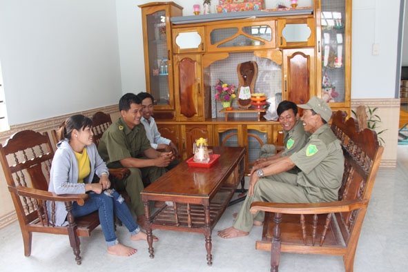 Tổ tự quản thôn 7 (xã Hòa Sơn) đến nhà người dân thăm hỏi, tuyên truyền nâng cao ý thức cảnh giác tội phạm.  