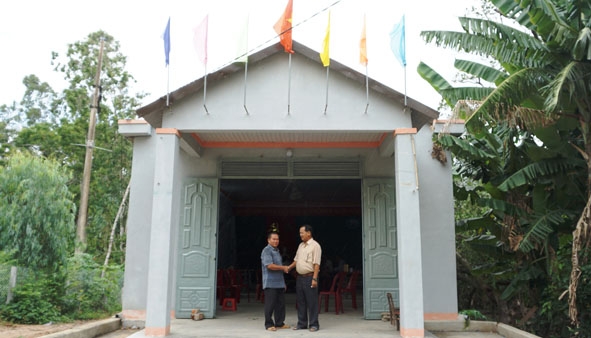 Hội trường khang trang ở thôn 9, xã Hòa Sơn (huyện Krông Bông) rộng 100 m2 do ông Trương Công Định vận động người dân đóng góp xây dựng. 