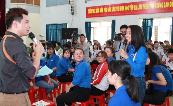 Đoàn viên, thanh thiếu niên hào hứng tham gia buổi giao lưu và tuyên truyền.   