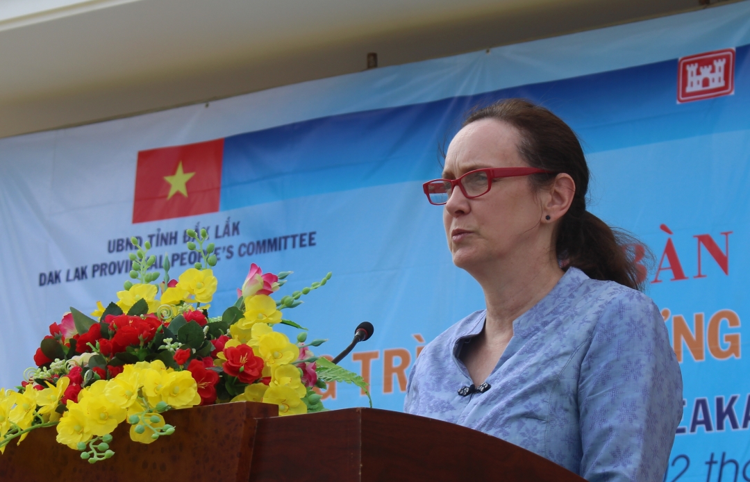 Bà Caryn R.McClelland, Phó Đại sứ quán Hoa Kỳ tại Việt Nam phát biểu ý kiến