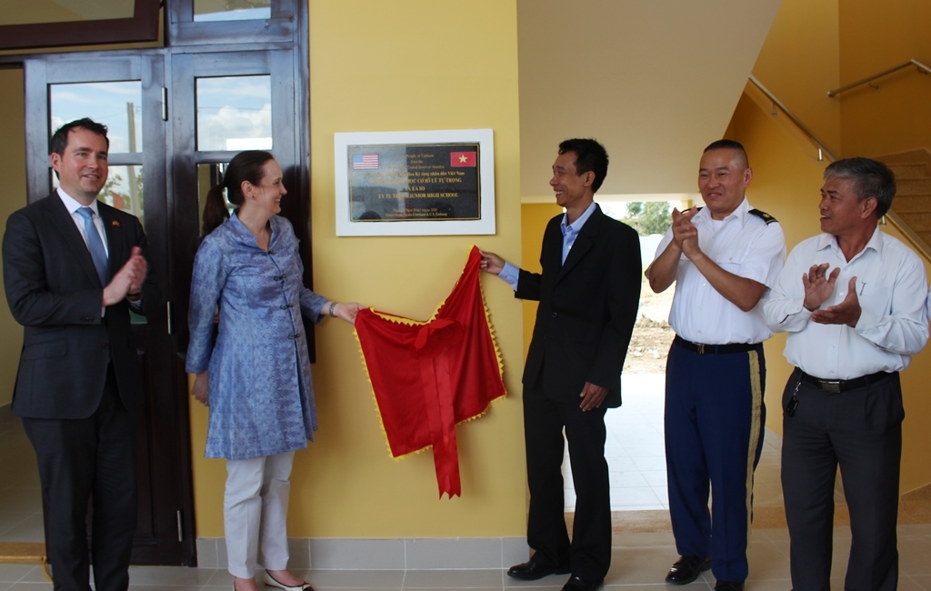 Các đại biểu mở bảng hiến tặng và tham quan công trình