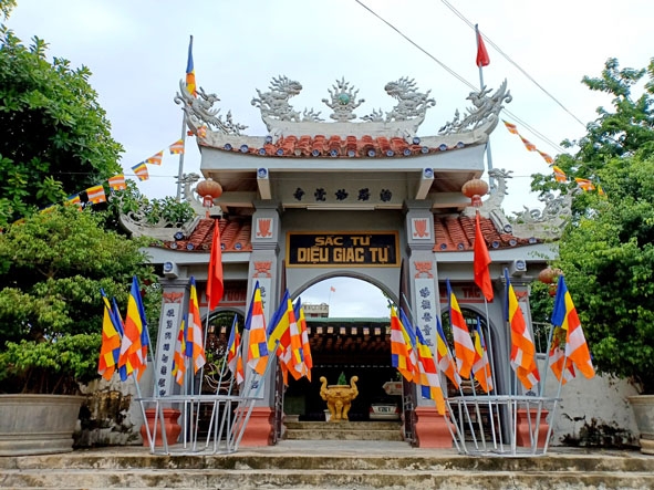 Tam quan chùa Diệu Giác.    