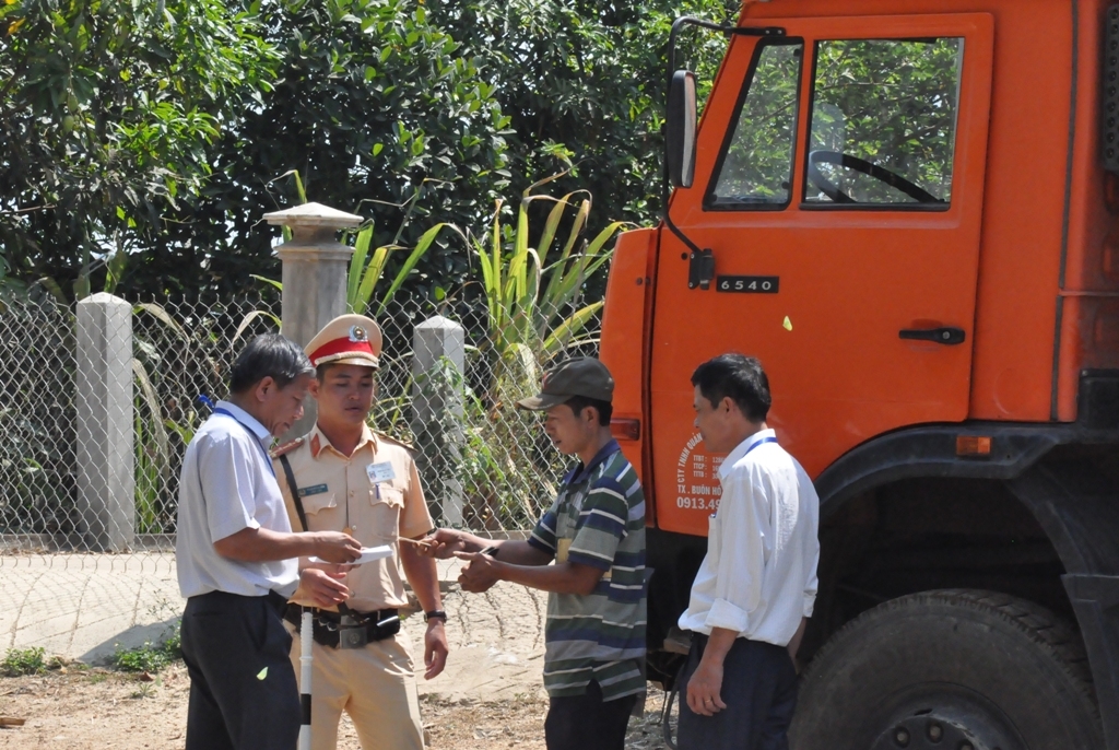 Cán bộ ngành Thuế phối hợp với lực lượng Cảnh sát Giao thông kiểm tra một phương tiện kinh doanh vận tải hàng hóa