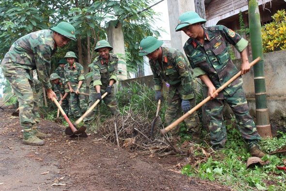  Các chiến sĩ dọn dẹp  vệ sinh đường giao thông nông thôn.