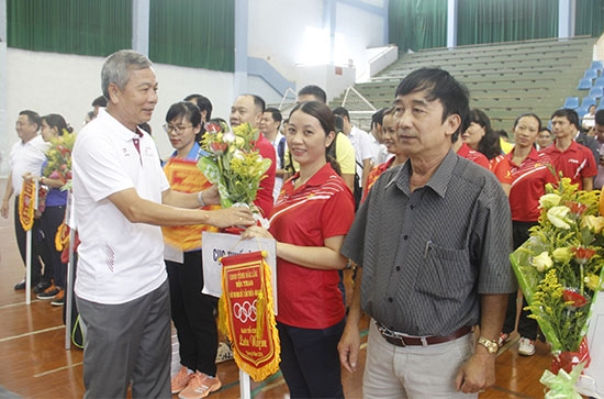 Ban tổ chức tặng hoa cho các đơn vị tham gia hội thao