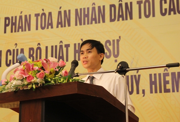 Trưởng Phòng Vụ Pháp chế và Quản lý khoa học (TAND Tối cao) Nguyễn Văn Tùng trình bày tham luận tại hội thảo.