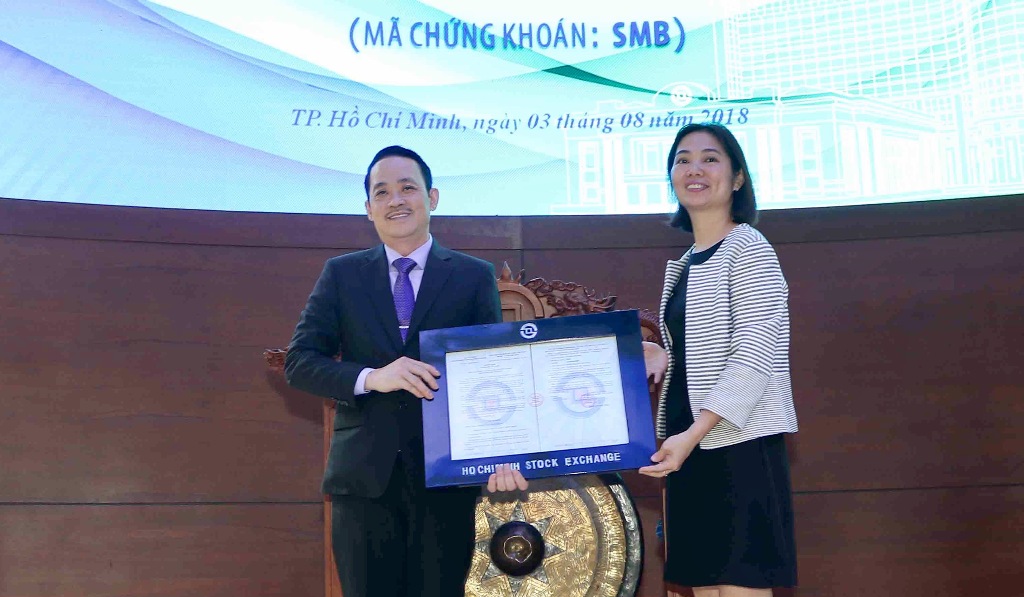 Đại diện Sở giao dịch chứng khoán TP. Hồ Chí Minh trao quyết định niêm yết lên sàn chứng khoán của Công ty Cổ phần Bia Sài Gòn - Miền Trung