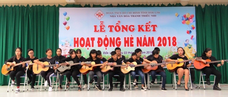 Tiết mục đồng diễn của lớp Ghi-ta sau khóa học