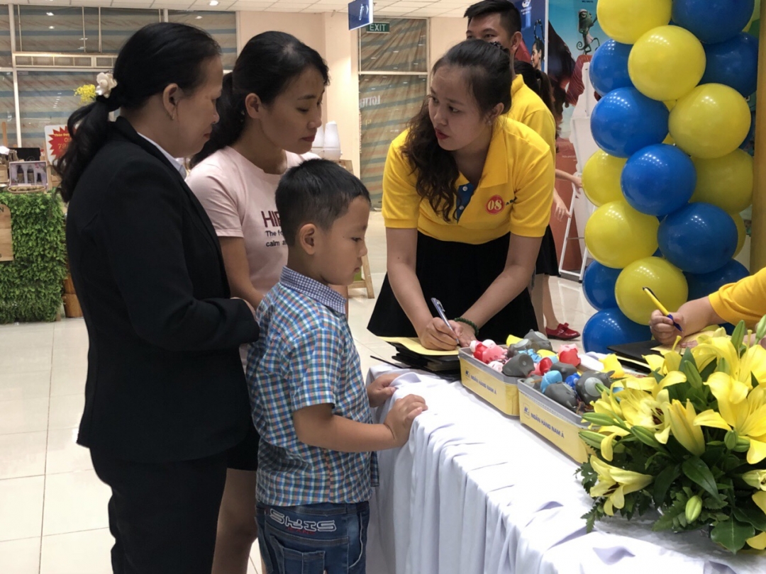Nhân viên Nam Á Bank tư vấn bán hàng tại Siêu thị Co.op Mart Buôn Ma Thuột