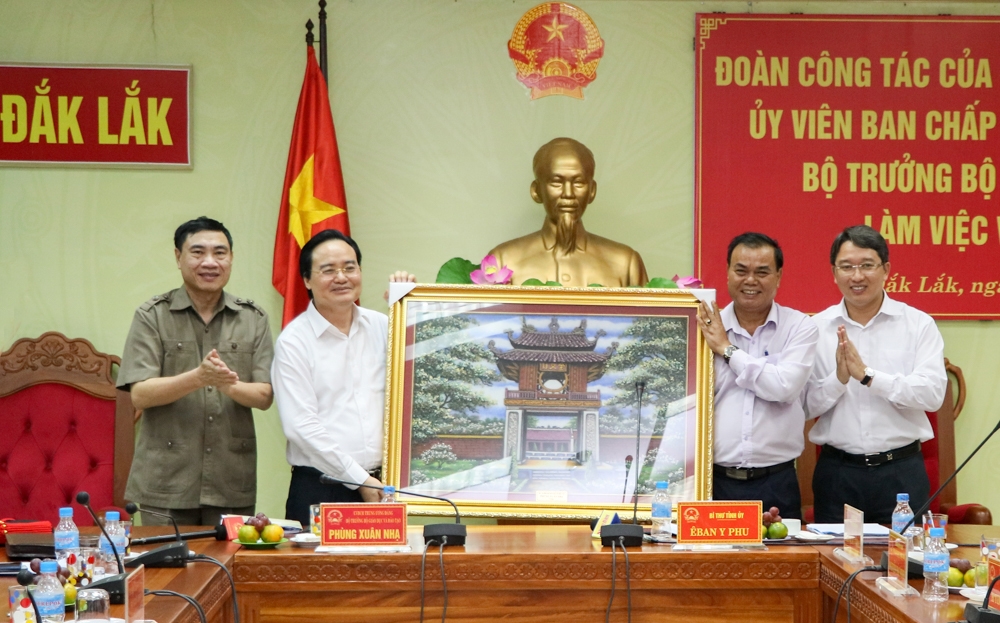 Đoàn công tác của Bộ GD-ĐT tặng quà cho tỉnh Đắk Lắk. Ảnh: H.Gia