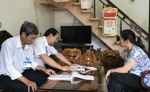 Cán bộ Chi cục Thuế huyện Cư M'gar kiểm tra hóa đơn, chứng từ tại một doanh nghiệp.  