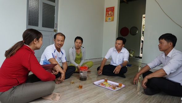 Vợ chồng anh Vy Tuấn Anh chia sẻ niềm vui trong căn nhà mới.