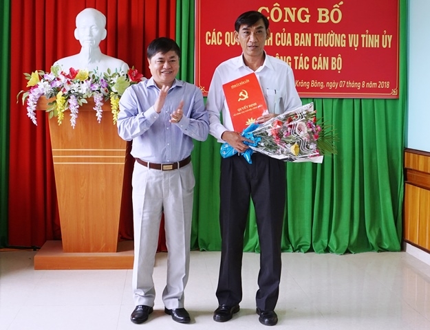 Phó Bí thư Thường trực Tỉnh ủy Phạm Minh Tấn trao Quyết định luân chuyển và chỉ định giữ chức danh Bí thư Huyện ủy Krông Bông cho đồng chí Lê Nam Cao.