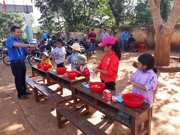 Đoàn viên thanh niên hướng dẫn các em thiếu nhi 6 bước rửa tay cơ bản bằng xà phòng. 