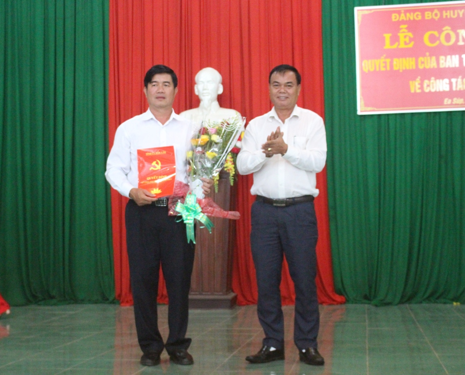Bí thư Tỉnh ủy Êban Y Phu trao Quyết định cho đồng chí Nguyễn Thiên Văn...