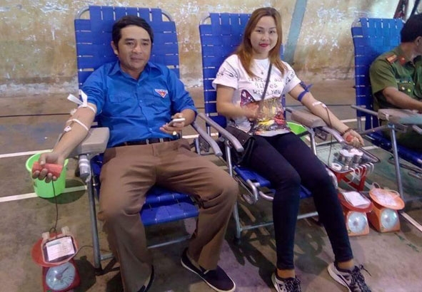 Đoàn viên thanh niên phường An Bình tích cực tham gia hiến máu tình nguyện. 