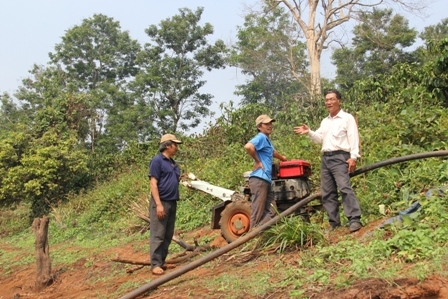  HTX nông nghệp Ea Ngai (huyện Krông Búk) đang hỗ trợ xã viên chống hạn.