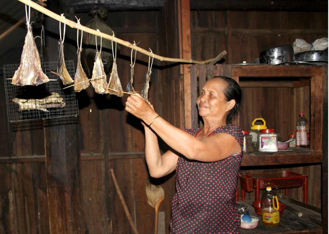 Cá treo trên bếp sẽ khô đều, thơm ngọt.