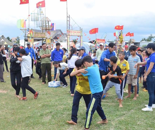 Các trại sinh tham gia trò chơi chuyền nước.  