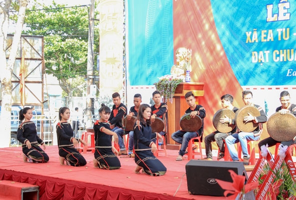 Biểu diễn cồng chiêng ở xã Ea Tu, TP. Buôn Ma Thuột.  Ảnh: H. Gia