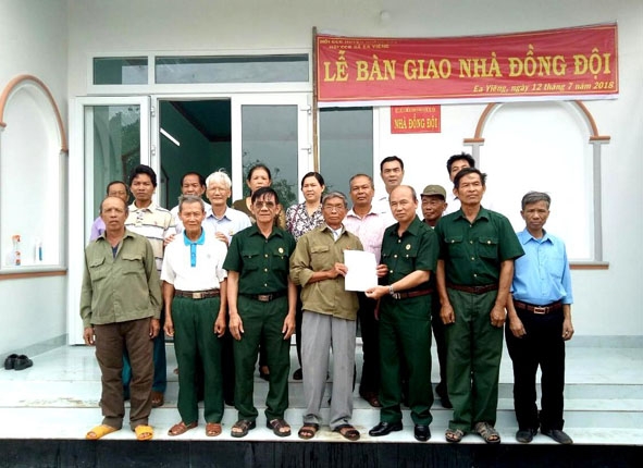 Hội CCB các cấp của huyện Krông Pắc bàn giao nhà Đồng đội cho gia đình CCB Nguyễn Văn Hội ở buôn Kon Hring, xã Ea Yiêng.