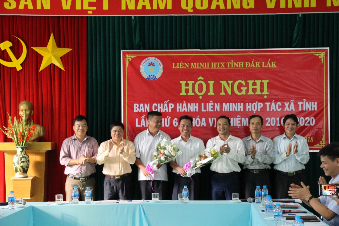 Phó Bí thư Thường trực Tỉnh ủy Phạm Minh Tấn, Phó Chủ tịch UBND tỉnh Y Giang Gry Niê Knơng chúc mừng các đồng chí chí mời được bầu vào Ban chấp hành Liên minh hợp tác xã tỉnh