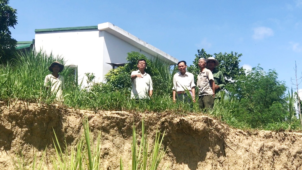 Căn nhà của ông Huỳnh Tấn Lực ở thôn 4 (xã Hòa Phong) đối diện với nguy cơ bị cuốn trôi do bờ sông Krông Bông sạt lở.