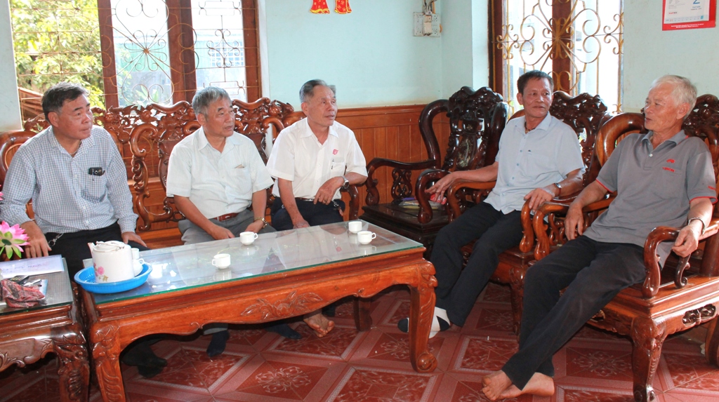 Hội NNCĐDC/Dioxin các cấp tìm hiểu quá trình tham gia chiến đấu, làm hồ sơ  giải quyết chế độ của ông Trịnh Xuân Vạn (bìa phải) ở xã Pơng Drang, huyện Krông Búk. 
