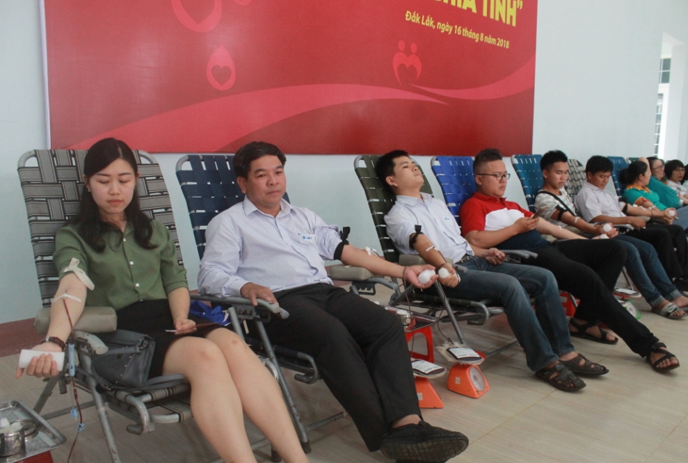 Các tình nguyện viên tham gia hiến máu trong Ngày hội 