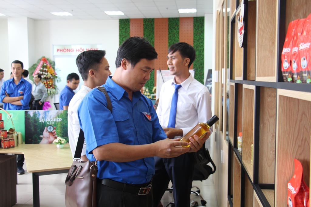 Sản phẩm của các cá nhân khởi nghiệp trưng bày tại Không gian làm việc chung về khởi nghiệp của tỉnh thu hút nhiều người quan tâm. 