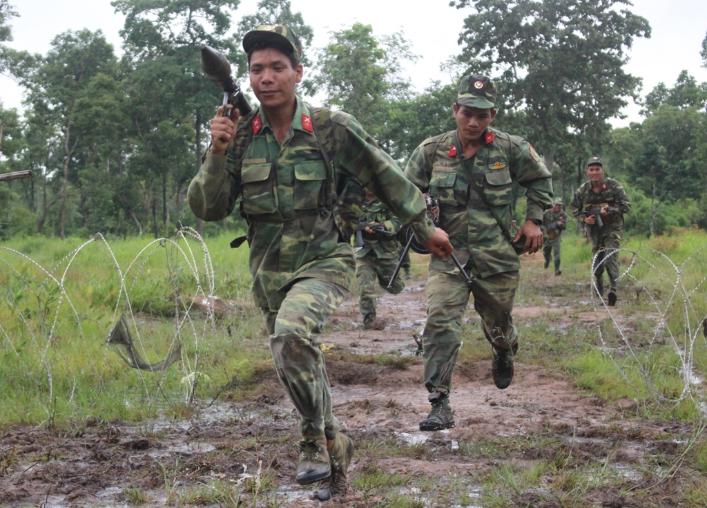 Các chiến sĩ dũng mãnh trên thao trường. 