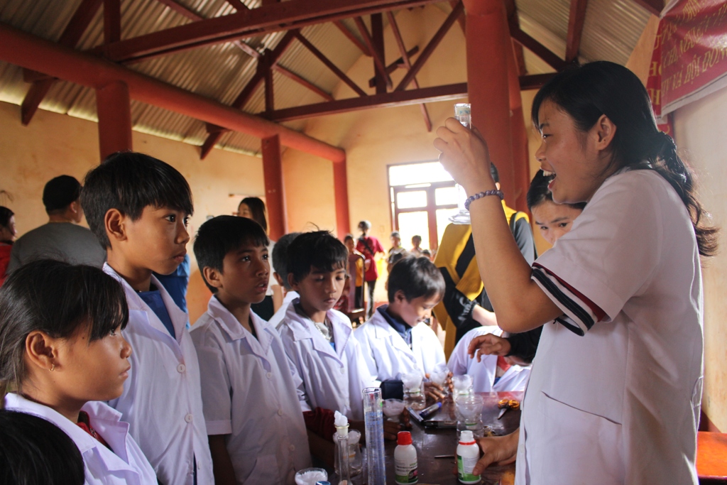 Các kỹ sư nông nghiệp tương lai học cách trồng cây bằng chai nhựa. 
