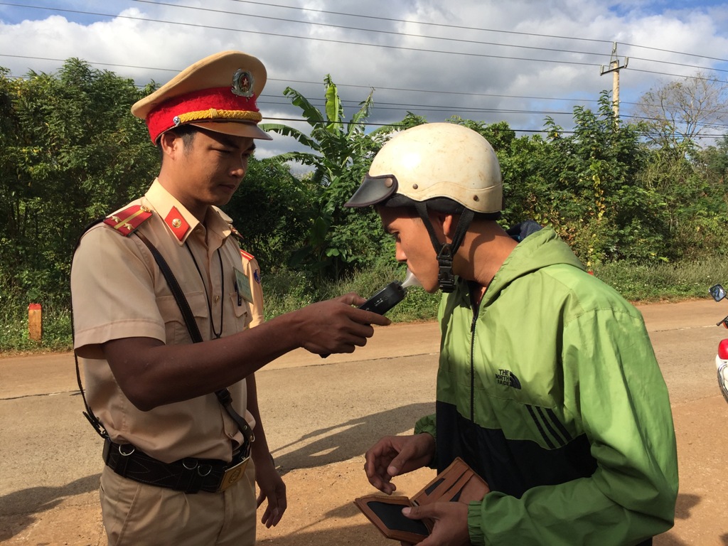 Cảnh sát giao thông huyện Cư M’gar kiểm tra nồng độ cồn đối với người điều khiển phương tiện  trên địa bàn xã Cư M’gar.
