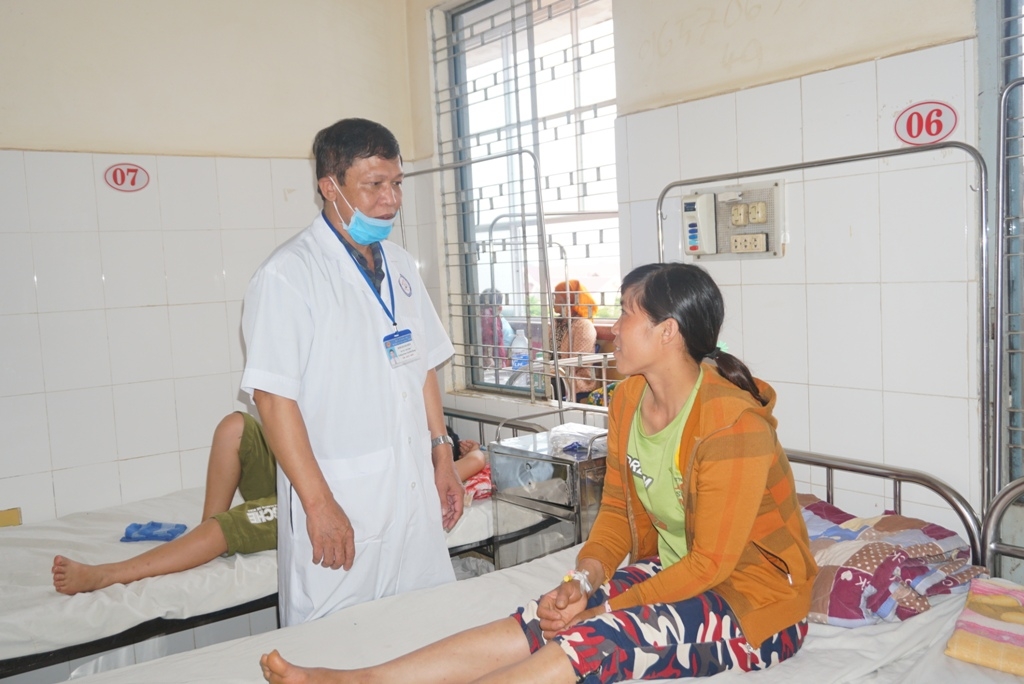 Bác sĩ Đinh Quang Biên, Trưởng Khoa Tai – Mũi – Họng (Bệnh viện Đa khoa vùng Tây Nguyên) thăm khám bệnh nhân vừa cắt amidan. Ảnh: Q. Nhật