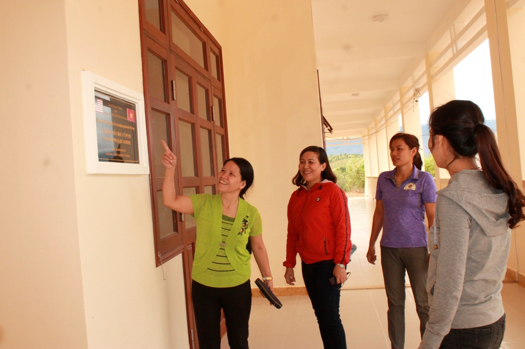 Niềm vui của các giáo viên Trường Tiểu học Cư Pui II khi được tài trợ xây dựng 12 phòng học theo chuẩn quốc tế.