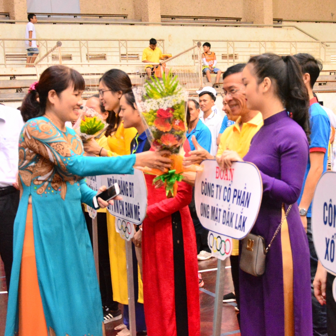 Ban tổ chức trao Cờ lưu niệm cho các đoàn dự hội thao.