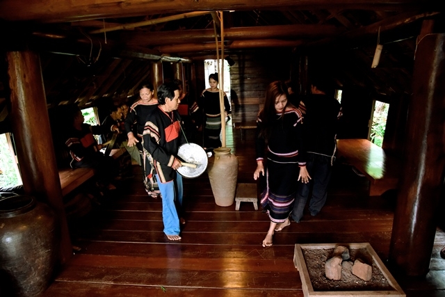  Múa theo nhịp chiêng.