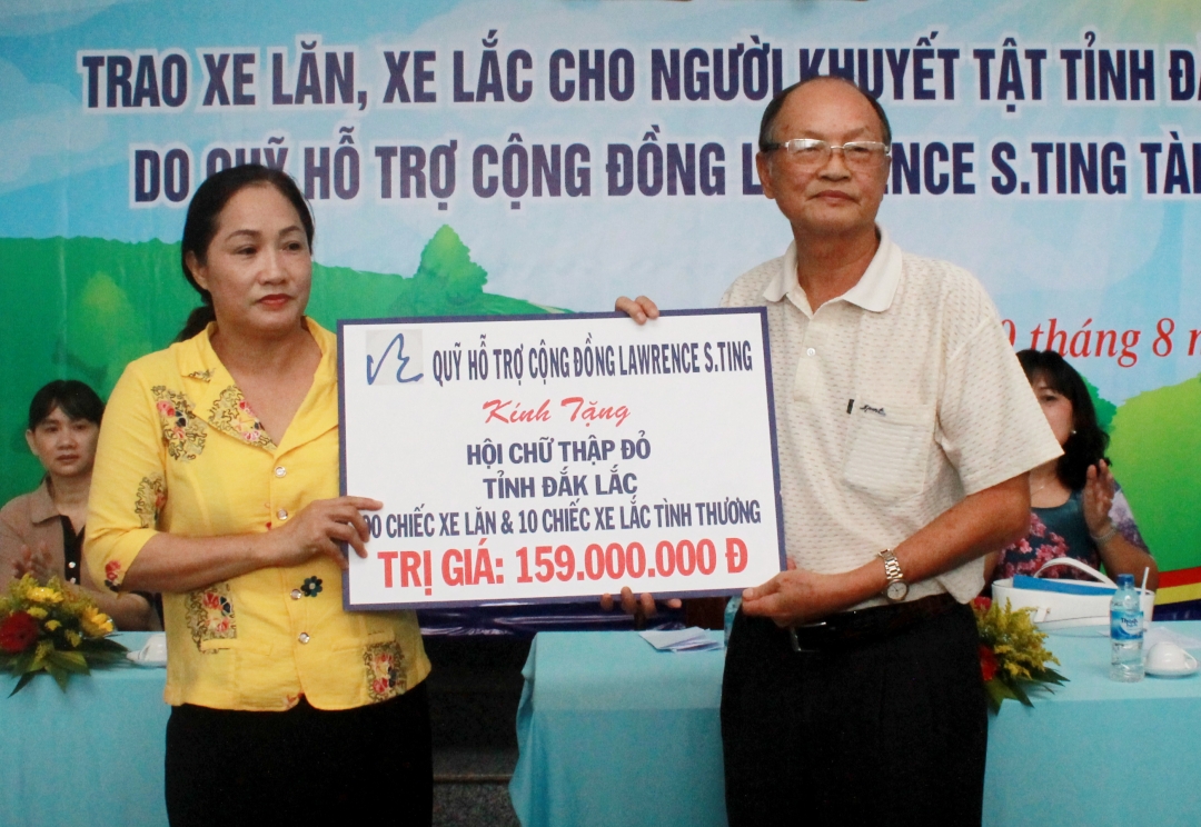 Đại diện Quỹ hỗ trợ cộng đồng Lawrence S.Ting trao bảng tài trợ tượng trưng cho Hội Chữ thập đỏ tỉnh. 