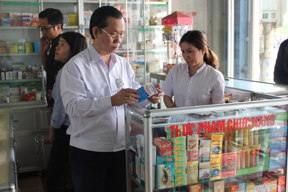 Cán bộ của Chi cục An toàn vệ sinh thực phẩm tỉnh kiểm tra hoạt động kinh doanh thực phẩm chức năng tại một cửa hàng thuốc trên địa bàn TP. Buôn Ma Thuột.    Ảnh: Đ.Lan