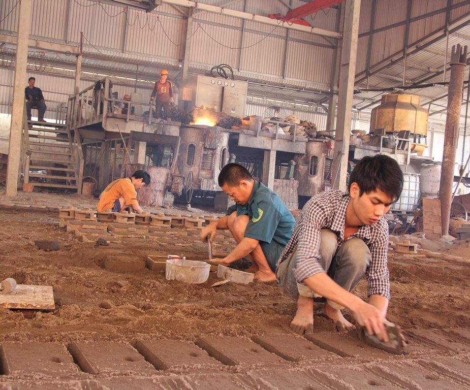 Đúc gang trên khuôn cát bằng lò trung tần tại một doanh nghiệp trong Cụm công nghiệp Tân An 1, TP. Buôn Ma Thuột
