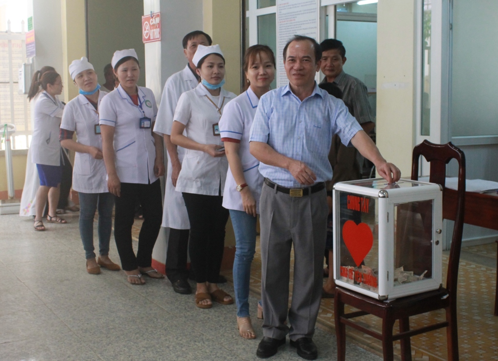 Cán bộ, y bác sĩ huyện M'Đrắk đóng góp ủng hộ Quỹ từ thiện giúp đỡ bệnh nhân nghèo. Ảnh: K.Oanh