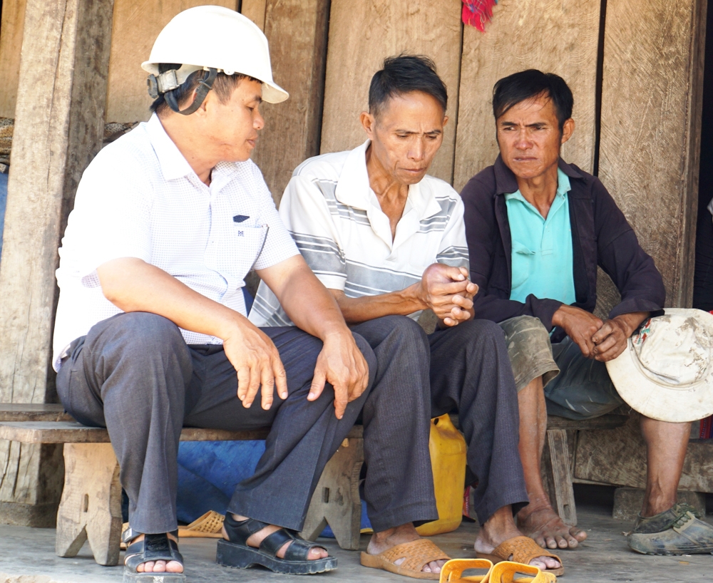 Chủ tịch UBND xã Cư Pui Nguyễn Văn Tâm (bìa trái) thường xuyên gần gũi, thăm hỏi tình hình của bà con ở các thôn người Mông trên địa bàn. Ảnh: K.Lê