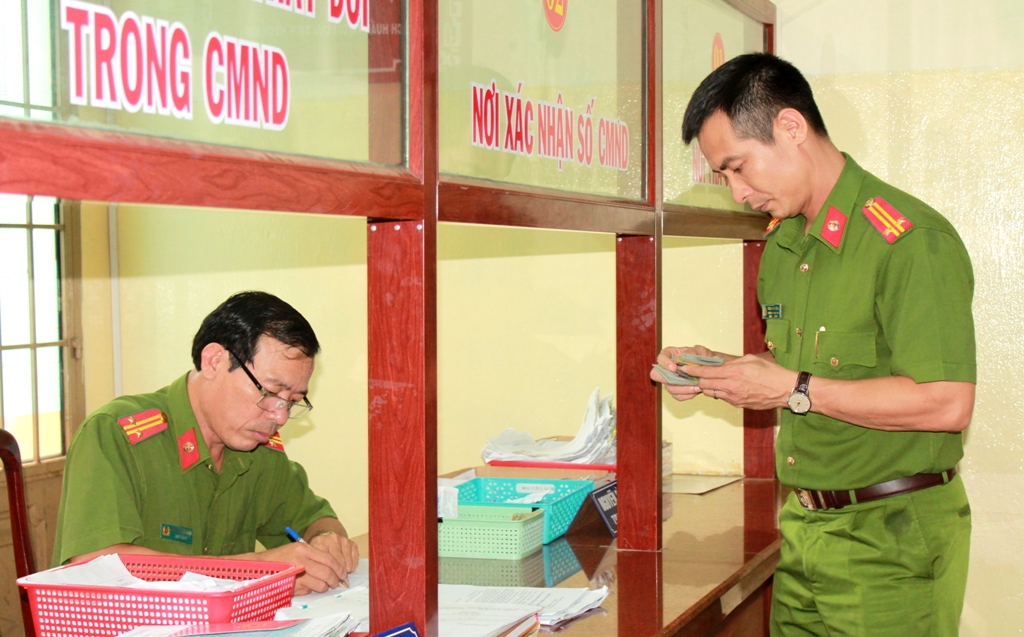 Trung tá Trần Bình Hưng kiểm tra công tác tiếp nhận, giải quyết, cấp chứng minh nhân dân cho người dân tại Phòng PC64.