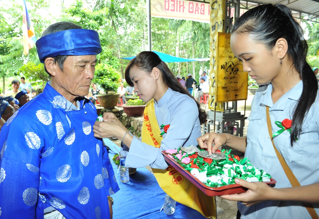 Những bông hồng màu đỏ, trắng được cài trên ngực mỗi người con dịp lễ Vu lan. Ảnh: T.Ninh