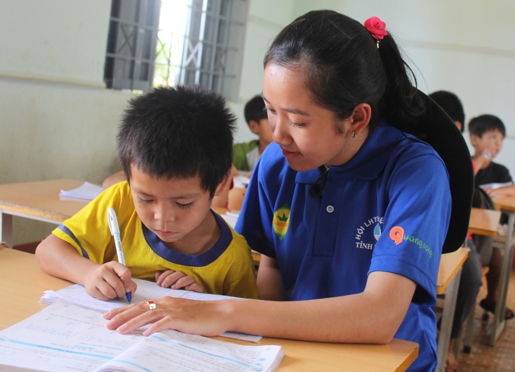 Thanh niên tình nguyện ôn tập hè cho thiếu nhi tại xã Ea Dăh, huyện Krông Năng.
