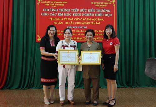 Đại diện Hội Chữ Thậ đỏ và Phòng Giáo dục TP. Buôn Ma Thuột tặng bảng ghi nhận tấm lòng vàng cho các nhà tài trợ