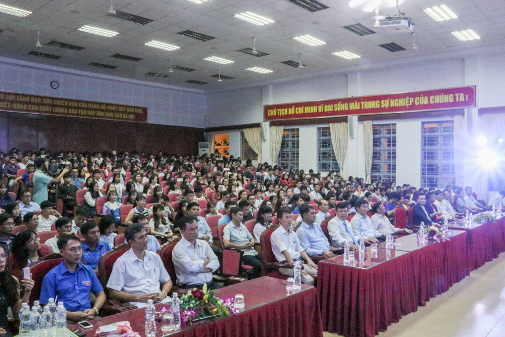 Các đại biểu cùng đông đảo sinh viên tham gia buổi Talk show